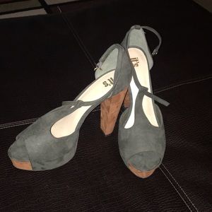 Green sandal heels sz 9